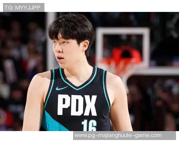 杨瀚森在场上展现更强对抗性与进攻存在感提升的全新表现